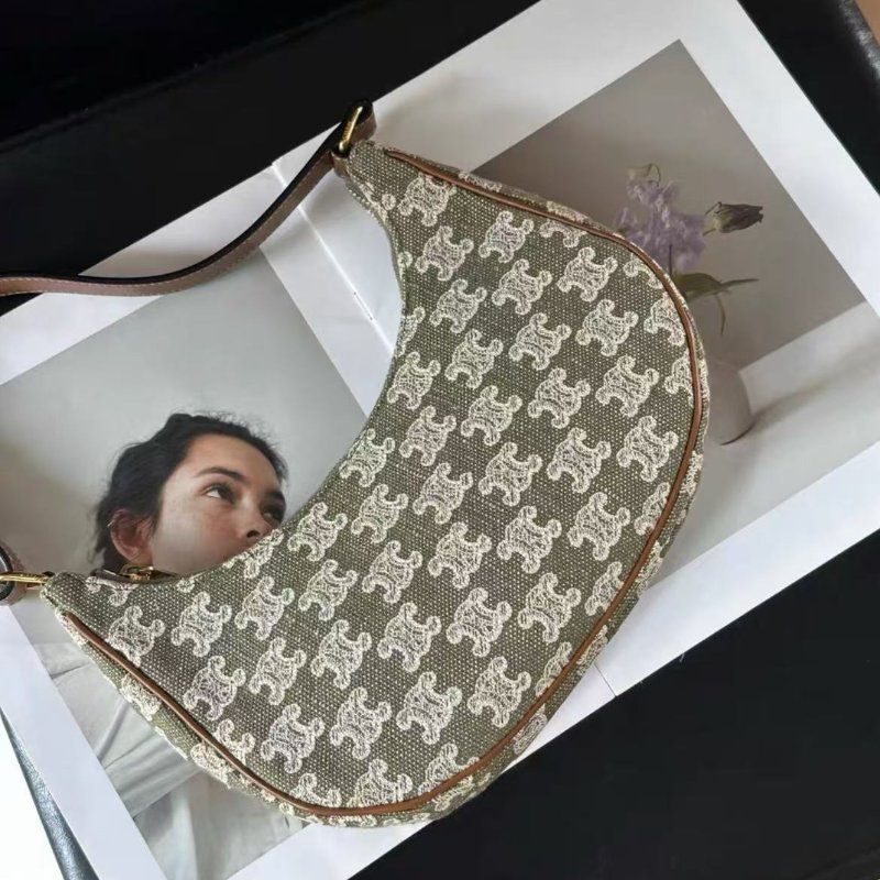 celine ava豆沙綠 老花月亮腋下包 23×13.5×6cm，99新 配件塵袋-2