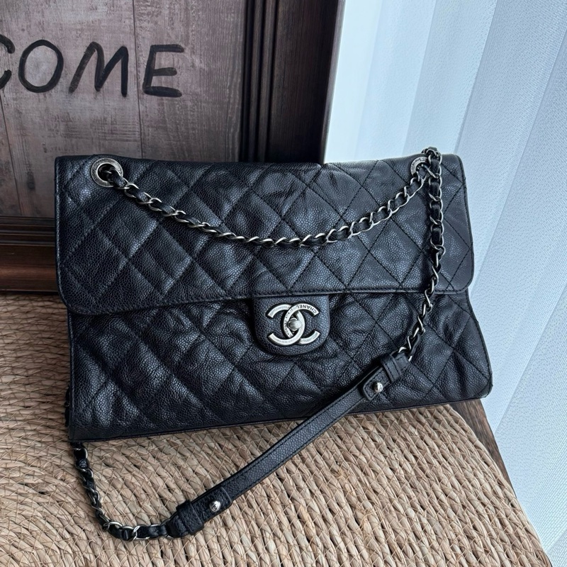 CHANEL 魚子醬牛皮機場 CF黑銀做舊五金 尺寸約底長31.5cm 年份：17開-0