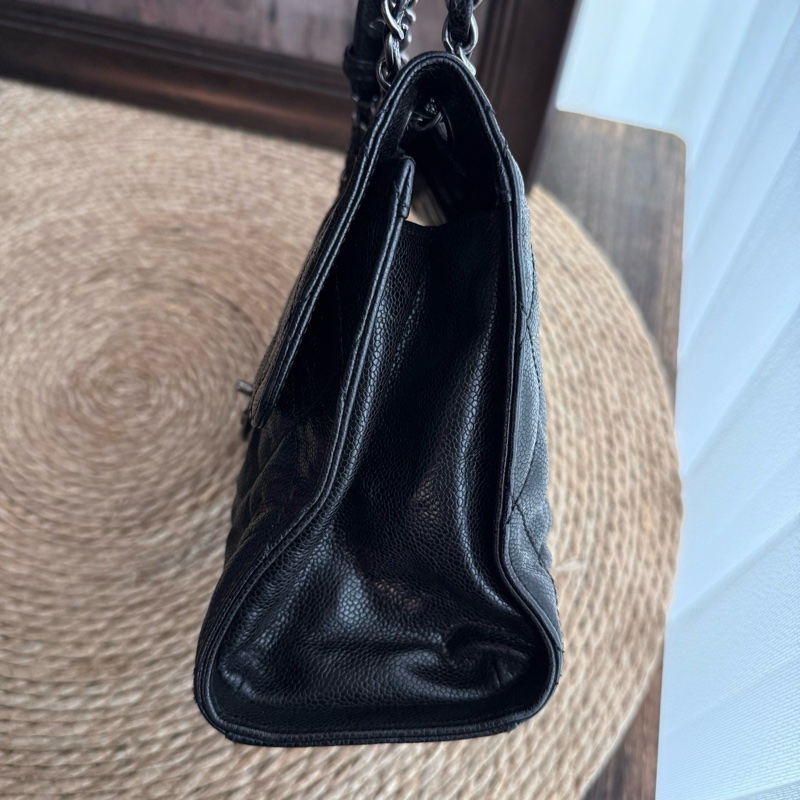 CHANEL 魚子醬牛皮機場 CF黑銀做舊五金 尺寸約底長31.5cm 年份：17開-15