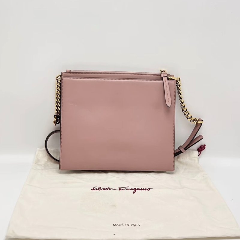 FERRAGAMO 裸粉色金扣鏈條肩背斜背包24*20*4 98新配件塵袋-4
