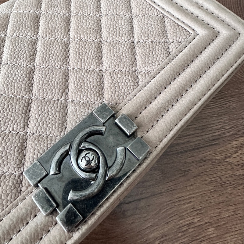Chanel Boy 25 奶茶色 霧黑鏈 肩背包-15
