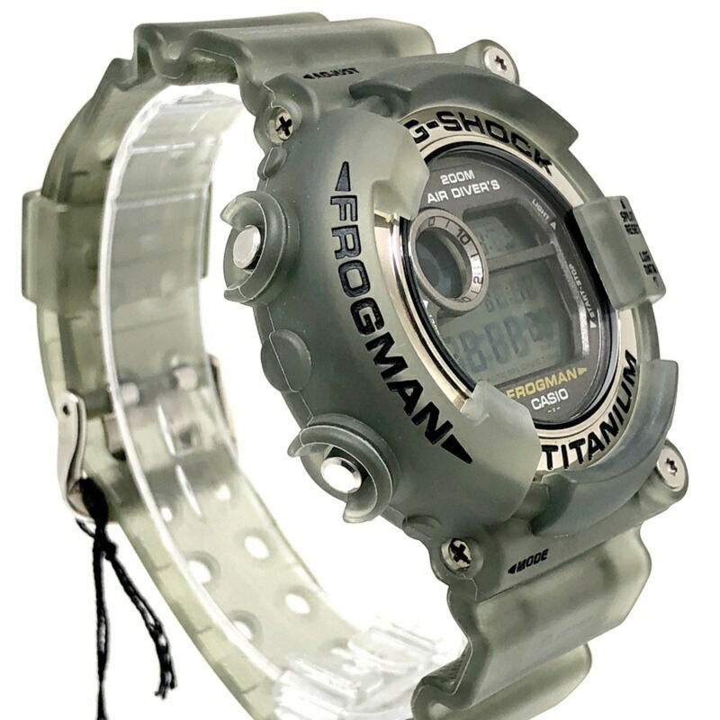 G-SHOCK CASIO DW-8200MS-8T FROGMAN MEN IN SME 手錶,灰色鏤空鈦金屬錶殼,潛水蛙人EL系列第三款,1998年9月發售,三國丘店,ITBSABY09BS0-1