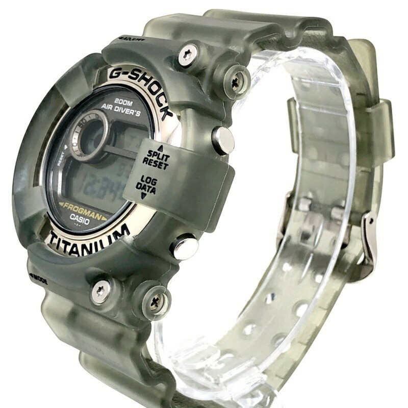 G-SHOCK CASIO DW-8200MS-8T FROGMAN MEN IN SME 手錶,灰色鏤空鈦金屬錶殼,潛水蛙人EL系列第三款,1998年9月發售,三國丘店,ITBSABY09BS0-2