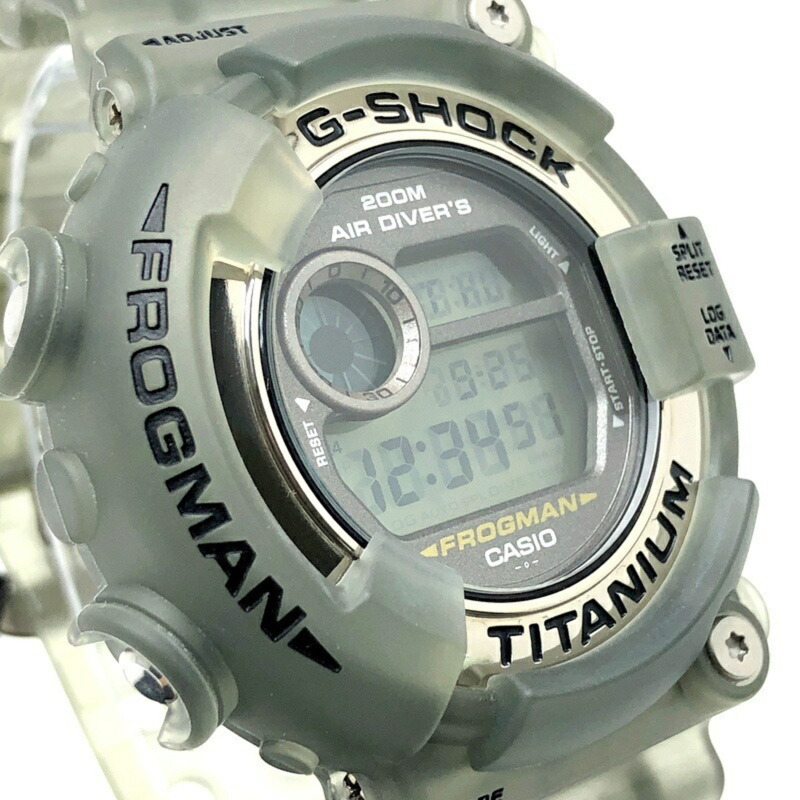 G-SHOCK CASIO DW-8200MS-8T FROGMAN MEN IN SME 手錶,灰色鏤空鈦金屬錶殼,潛水蛙人EL系列第三款,1998年9月發售,三國丘店,ITBSABY09BS0-3