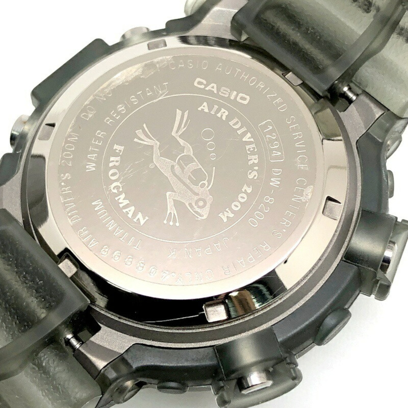 G-SHOCK CASIO DW-8200MS-8T FROGMAN MEN IN SME 手錶,灰色鏤空鈦金屬錶殼,潛水蛙人EL系列第三款,1998年9月發售,三國丘店,ITBSABY09BS0-7