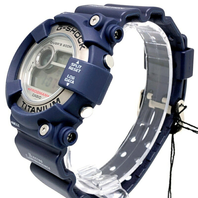 G-SHOCK CASIO DW-8200NK-2 FROGMAN MEN IN NAVY & KAHKI 鈦金屬錶殼手錶，1999 年 12 月發售，三國丘店，IT9LN2NV3NX0-2
