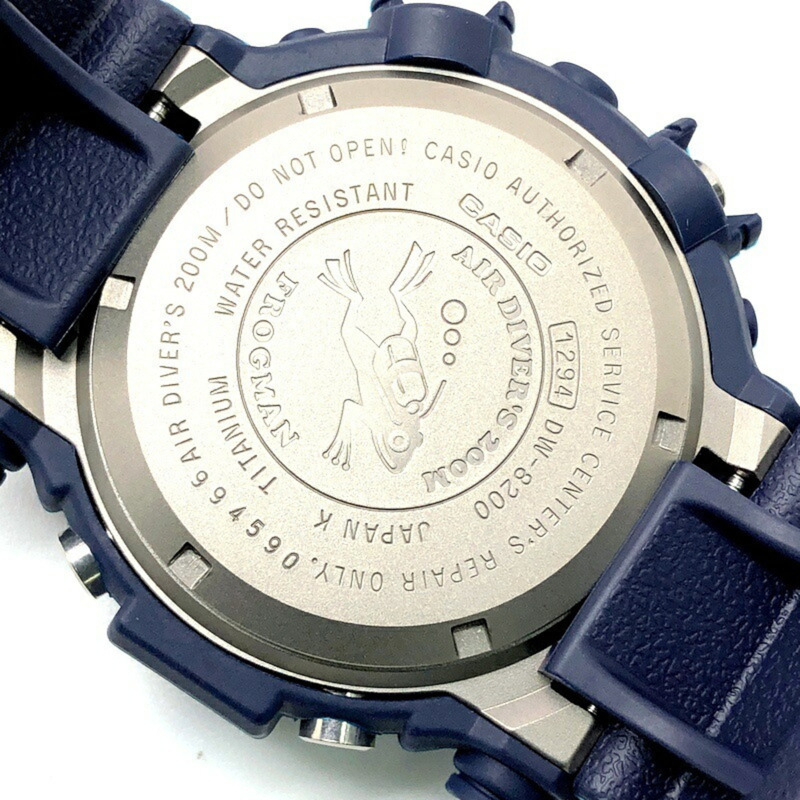 G-SHOCK CASIO DW-8200NK-2 FROGMAN MEN IN NAVY & KAHKI 鈦金屬錶殼手錶，1999 年 12 月發售，三國丘店，IT9LN2NV3NX0-7