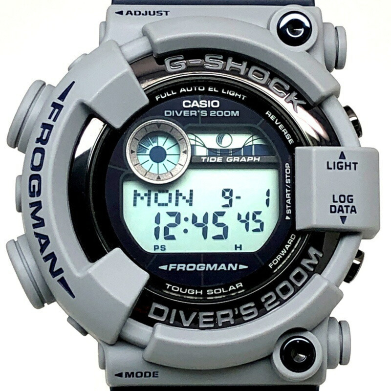 G-SHOCK CASIO FROGMAN 男款軍用色 GF-8250ER-2 腕錶,復刻原版 Frogman 灰藍配色,搭配錨形 EL 錶帶。 2012 年 4 月上市。三國丘店有售。 IT65B3546SGG-0