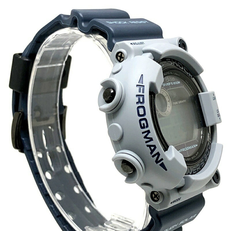 G-SHOCK CASIO FROGMAN 男款軍用色 GF-8250ER-2 腕錶,復刻原版 Frogman 灰藍配色,搭配錨形 EL 錶帶。 2012 年 4 月上市。三國丘店有售。 IT65B3546SGG-1