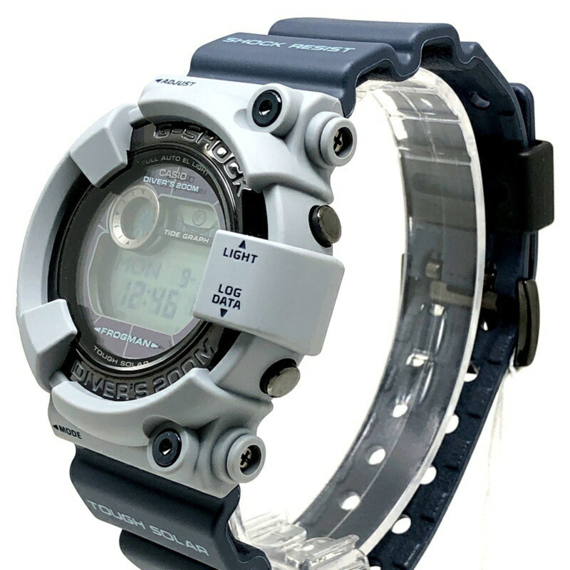 G-SHOCK CASIO FROGMAN 男款軍用色 GF-8250ER-2 腕錶,復刻原版 Frogman 灰藍配色,搭配錨形 EL 錶帶。 2012 年 4 月上市。三國丘店有售。 IT65B3546SGG-2