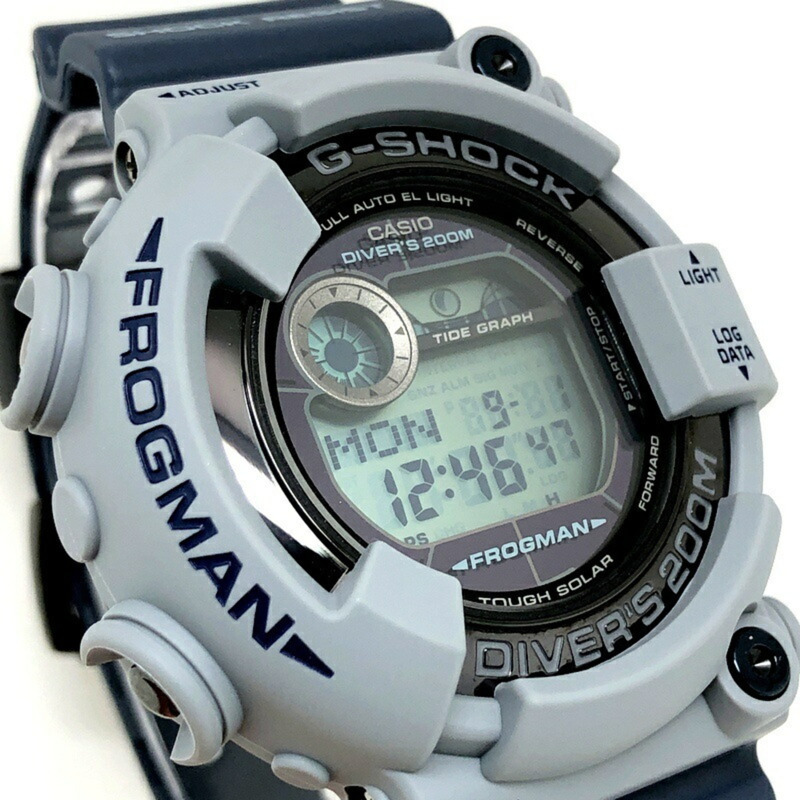 G-SHOCK CASIO FROGMAN 男款軍用色 GF-8250ER-2 腕錶,復刻原版 Frogman 灰藍配色,搭配錨形 EL 錶帶。 2012 年 4 月上市。三國丘店有售。 IT65B3546SGG-3