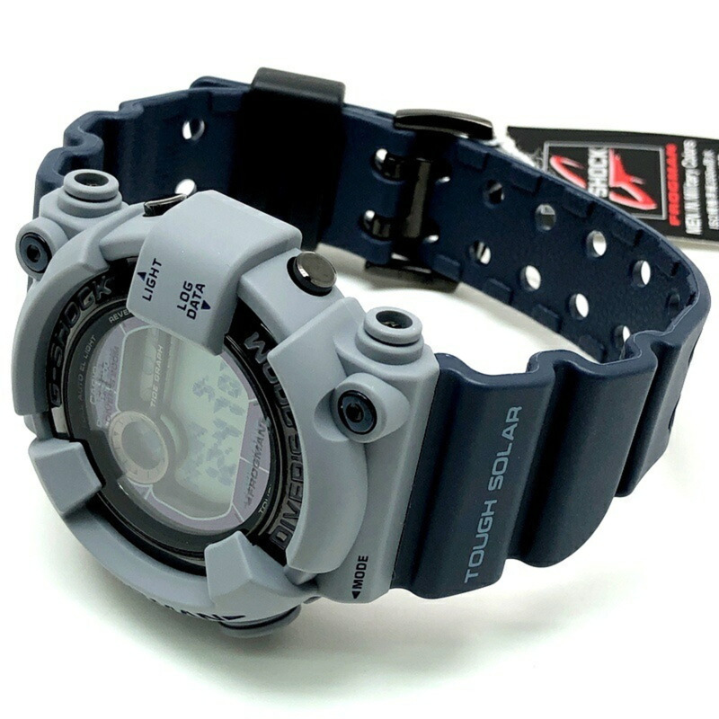 G-SHOCK CASIO FROGMAN 男款軍用色 GF-8250ER-2 腕錶,復刻原版 Frogman 灰藍配色,搭配錨形 EL 錶帶。 2012 年 4 月上市。三國丘店有售。 IT65B3546SGG-4