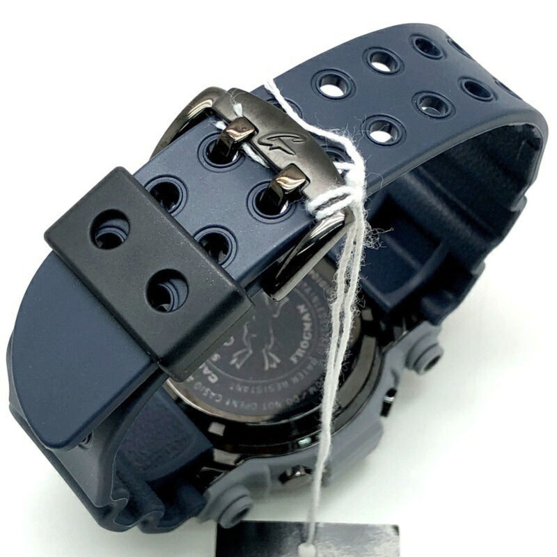 G-SHOCK CASIO FROGMAN 男款軍用色 GF-8250ER-2 腕錶,復刻原版 Frogman 灰藍配色,搭配錨形 EL 錶帶。 2012 年 4 月上市。三國丘店有售。 IT65B3546SGG-6