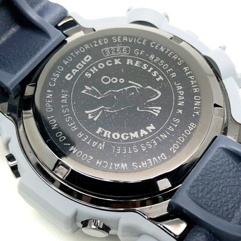 G-SHOCK CASIO FROGMAN 男款軍用色 GF-8250ER-2 腕錶,復刻原版 Frogman 灰藍配色,搭配錨形 EL 錶帶。 2012 年 4 月上市。三國丘店有售。 IT65B3546SGG-7