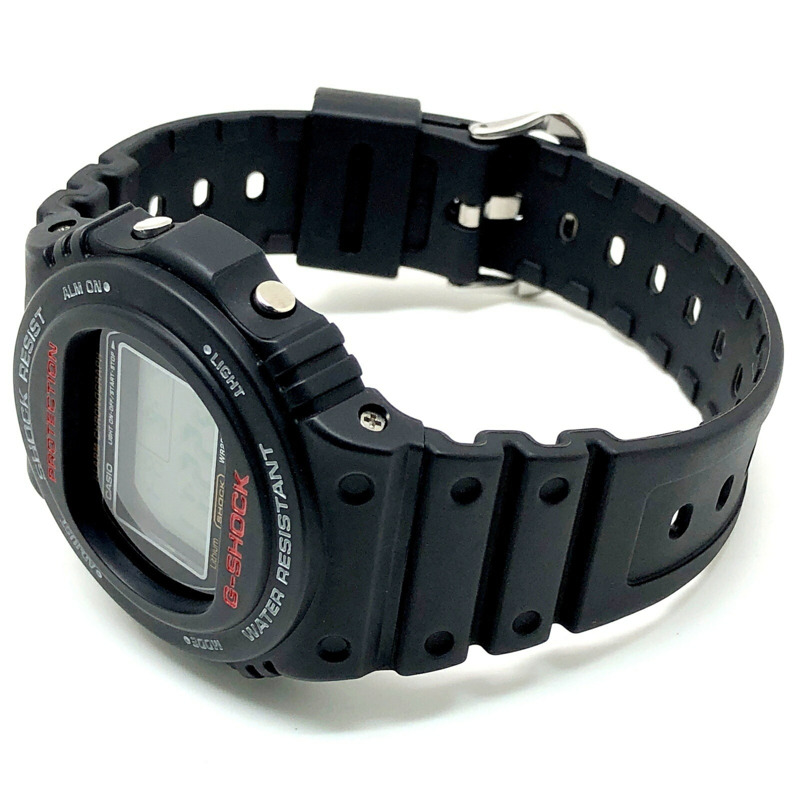 G-SHOCK CASIO DW-5700-1 腕錶,復刻原版 Sting 型號,採用鏡面拋光、旋入式錶殼和 EL 背光。 DW-5700C 復刻版於 2001 年 8 月上市。可在三國丘店購買。產品代碼:IT41Z9P84E30。-4