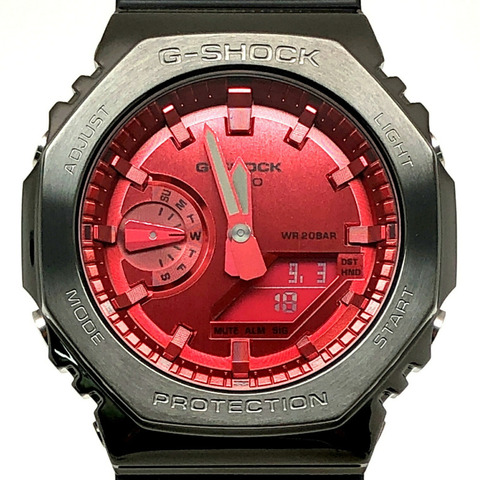 G-SHOCK CASIO GM-2100B-4A 金屬錶殼腕錶，八角形錶殼，卡西歐橡木飾面，金屬錶圈，雙LED燈，深灰色IP紅色錶盤，類比數位顯示。 2021年8月上市。三國丘店有售。 ITV358D9WRBQ