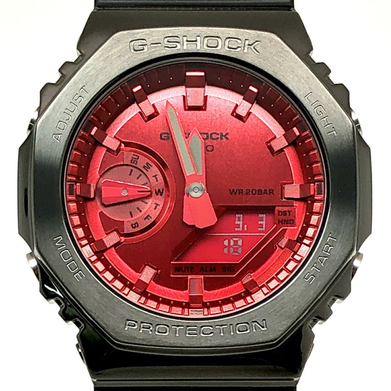 G-SHOCK CASIO GM-2100B-4A 金屬錶殼腕錶,八角形錶殼,卡西歐橡木飾面,金屬錶圈,雙LED燈,深灰色IP紅色錶盤,類比數位顯示。 2021年8月上市。三國丘店有售。 ITV358D9WRBQ-0