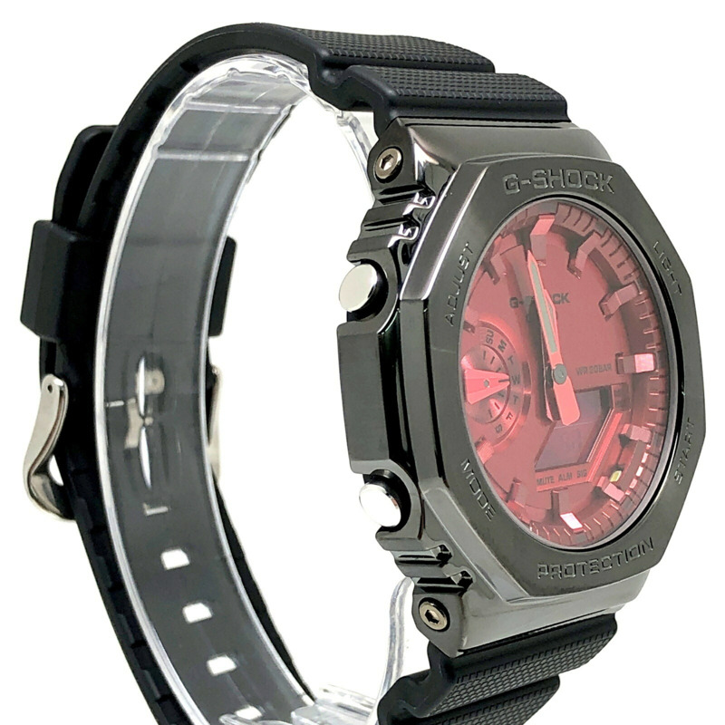G-SHOCK CASIO GM-2100B-4A 金屬錶殼腕錶,八角形錶殼,卡西歐橡木飾面,金屬錶圈,雙LED燈,深灰色IP紅色錶盤,類比數位顯示。 2021年8月上市。三國丘店有售。 ITV358D9WRBQ-1