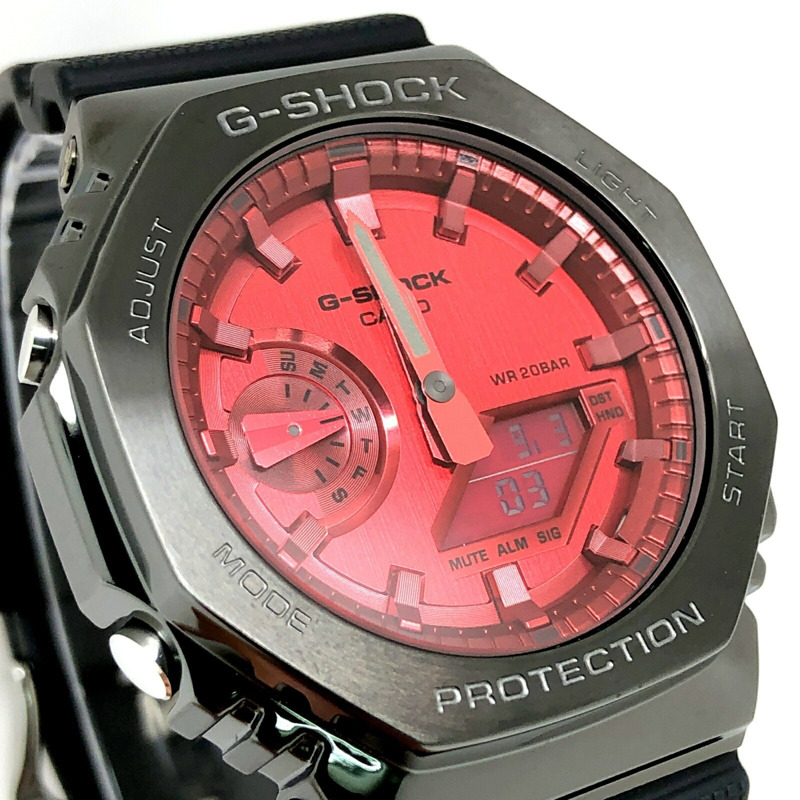 G-SHOCK CASIO GM-2100B-4A 金屬錶殼腕錶,八角形錶殼,卡西歐橡木飾面,金屬錶圈,雙LED燈,深灰色IP紅色錶盤,類比數位顯示。 2021年8月上市。三國丘店有售。 ITV358D9WRBQ-3