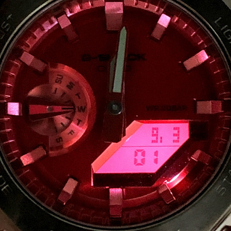 G-SHOCK CASIO GM-2100B-4A 金屬錶殼腕錶，八角形錶殼，卡西歐橡木飾面，金屬錶圈，雙LED燈，深灰色IP紅色錶盤，類比數位顯示。 2021年8月上市。三國丘店有售。 ITV358D9WRBQ-8