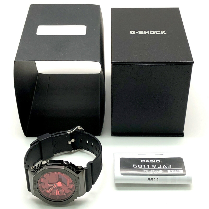 G-SHOCK CASIO GM-2100B-4A 金屬錶殼腕錶,八角形錶殼,卡西歐橡木飾面,金屬錶圈,雙LED燈,深灰色IP紅色錶盤,類比數位顯示。 2021年8月上市。三國丘店有售。 ITV358D9WRBQ-9