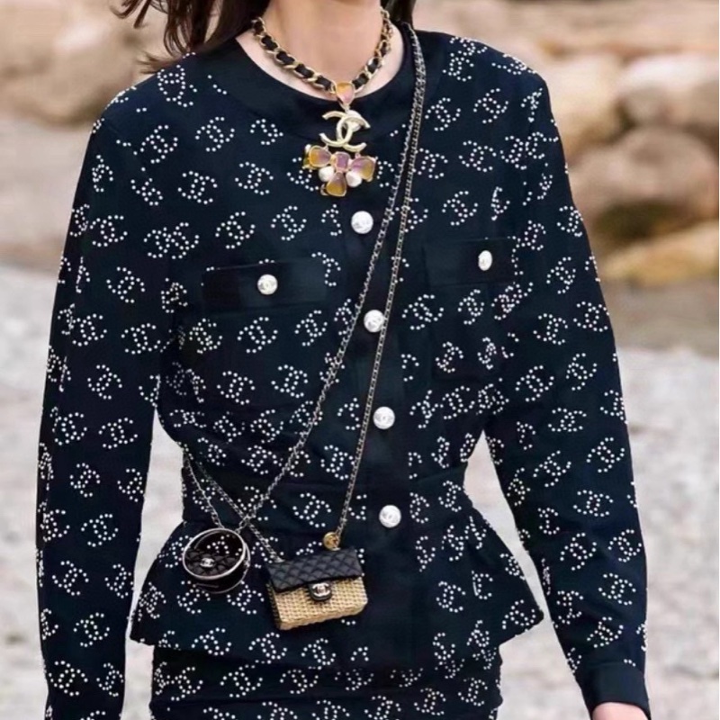 Chanel 23C秀款 斜挎包/腰鏈/長款毛衣項鍊 黑金呼啦圈圓餅包 包約6x3cm 鏈約長112-120cm 可斜挎可做腰鏈-1