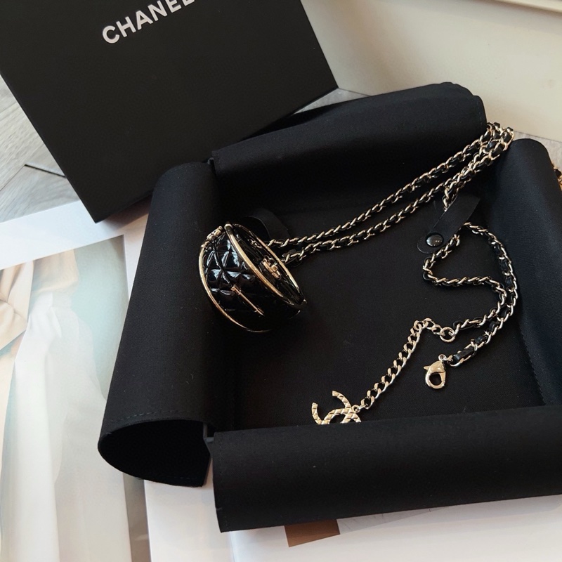 Chanel 23C秀款 斜挎包/腰鏈/長款毛衣項鍊 黑金呼啦圈圓餅包 包約6x3cm 鏈約長112-120cm 可斜挎可做腰鏈-7