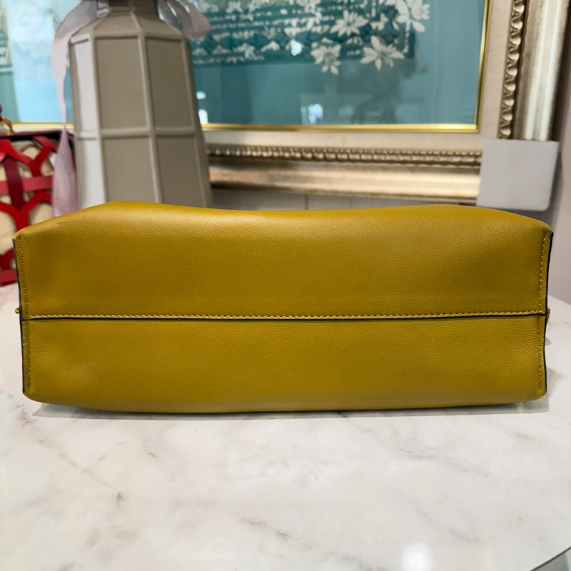 Loewe芥末黃小牛皮金釦束口肩斜背包-2