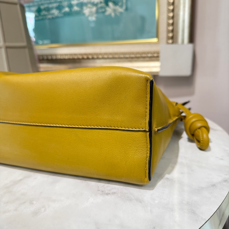 Loewe芥末黃小牛皮金釦束口肩斜背包-4