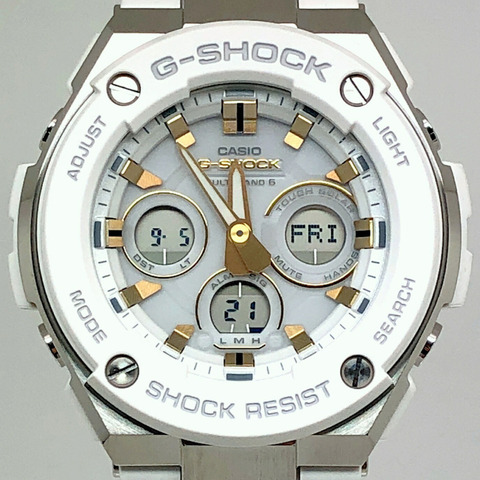 G-SHOCK CASIO GST-W300-7A G-STEEL 電波太陽能腕錶，配備堅固耐用的太陽能、6 波段、雙 LED 燈、金屬錶圈、指針/數字顯示，白色和銀色可選。 2017 年 10 月上市。三國丘店有售。 ITVTYNJG8T9O。