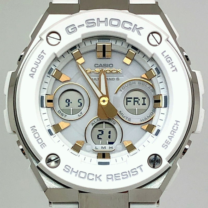 G-SHOCK CASIO GST-W300-7A G-STEEL 電波太陽能腕錶,配備堅固耐用的太陽能、6 波段、雙 LED 燈、金屬錶圈、指針/數字顯示,白色和銀色可選。 2017 年 10 月上市。三國丘店有售。 ITVTYNJG8T9O。-0