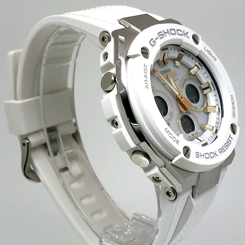 G-SHOCK CASIO GST-W300-7A G-STEEL 電波太陽能腕錶,配備堅固耐用的太陽能、6 波段、雙 LED 燈、金屬錶圈、指針/數字顯示,白色和銀色可選。 2017 年 10 月上市。三國丘店有售。 ITVTYNJG8T9O。-1
