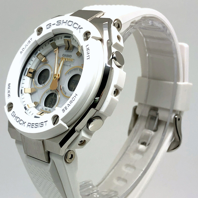G-SHOCK CASIO GST-W300-7A G-STEEL 電波太陽能腕錶，配備堅固耐用的太陽能、6 波段、雙 LED 燈、金屬錶圈、指針/數字顯示，白色和銀色可選。 2017 年 10 月上市。三國丘店有售。 ITVTYNJG8T9O。-2