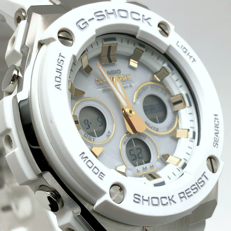 G-SHOCK CASIO GST-W300-7A G-STEEL 電波太陽能腕錶，配備堅固耐用的太陽能、6 波段、雙 LED 燈、金屬錶圈、指針/數字顯示，白色和銀色可選。 2017 年 10 月上市。三國丘店有售。 ITVTYNJG8T9O。-3