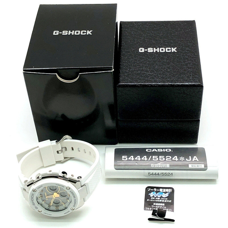 G-SHOCK CASIO GST-W300-7A G-STEEL 電波太陽能腕錶,配備堅固耐用的太陽能、6 波段、雙 LED 燈、金屬錶圈、指針/數字顯示,白色和銀色可選。 2017 年 10 月上市。三國丘店有售。 ITVTYNJG8T9O。-9