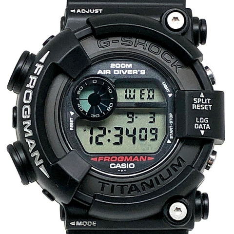 G-SHOCK CASIO DW-8200Z-1T FROGMAN MEN IN BLACK 鈦金屬錶殼腕錶，採用 Diving Frog EL MIB 設計。 1997 年 10 月上市。三國丘店有售。 IT8FDDFRE7X9