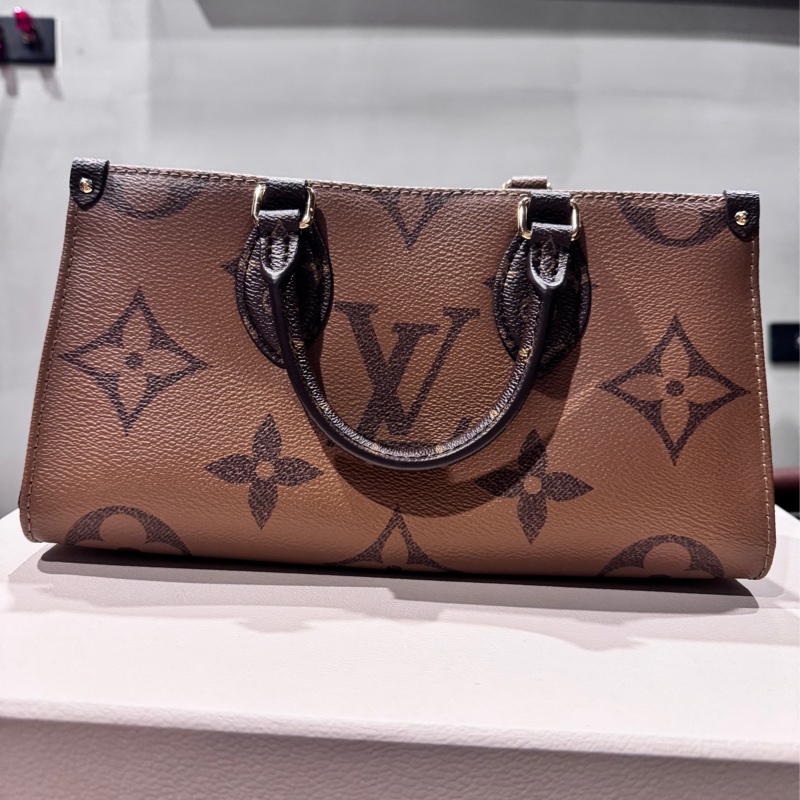 Lv OnTheGo East West Chain-1