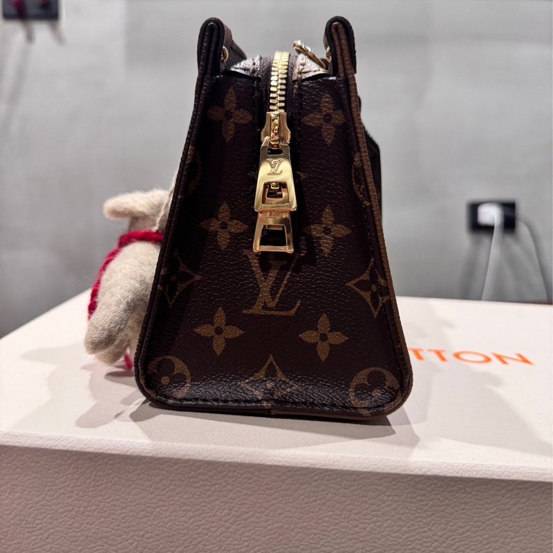 Lv OnTheGo East West Chain-2