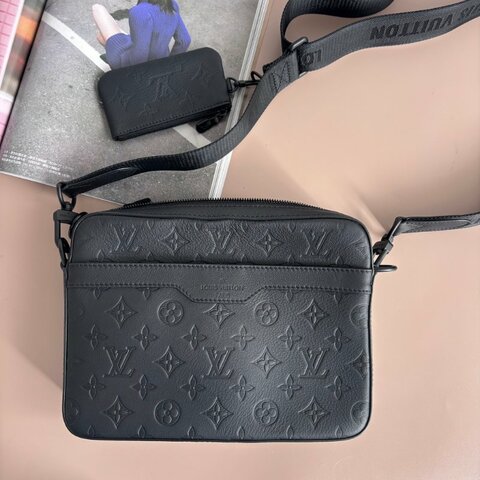 ::Louis Vuitton:: LV M46602 Trio 黑牛皮壓紋黑釦三合一郵差包 斜背包 男包 側背包