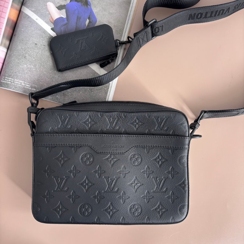 ::Louis Vuitton:: LV M46602 Trio 黑牛皮壓紋黑釦三合一郵差包 斜背包 男包 側背包-0