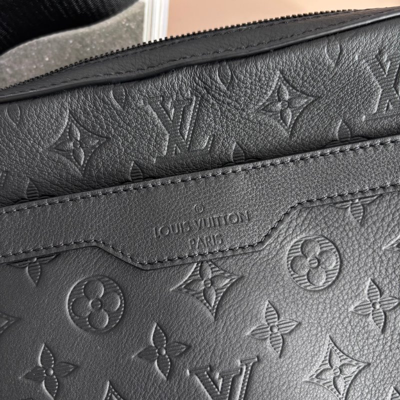 ::Louis Vuitton:: LV M46602 Trio 黑牛皮壓紋黑釦三合一郵差包 斜背包 男包 側背包-2