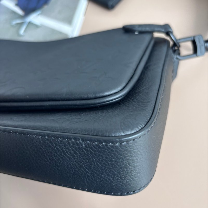 ::Louis Vuitton:: LV M46602 Trio 黑牛皮壓紋黑釦三合一郵差包 斜背包 男包 側背包-8