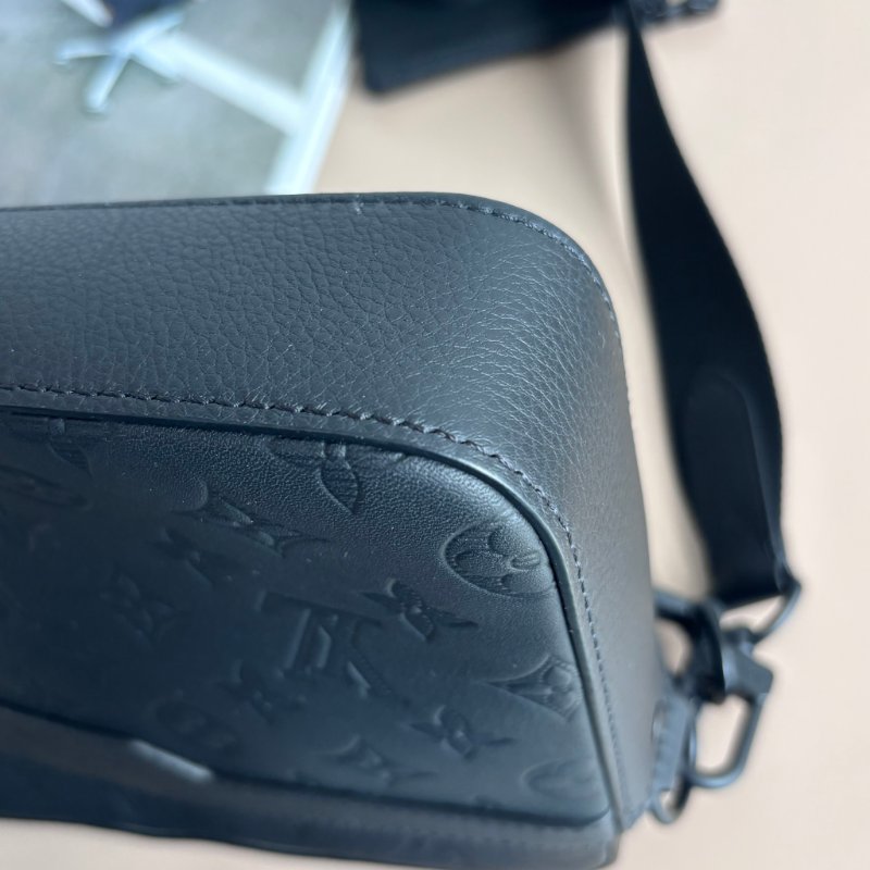 ::Louis Vuitton:: LV M46602 Trio 黑牛皮壓紋黑釦三合一郵差包 斜背包 男包 側背包-9