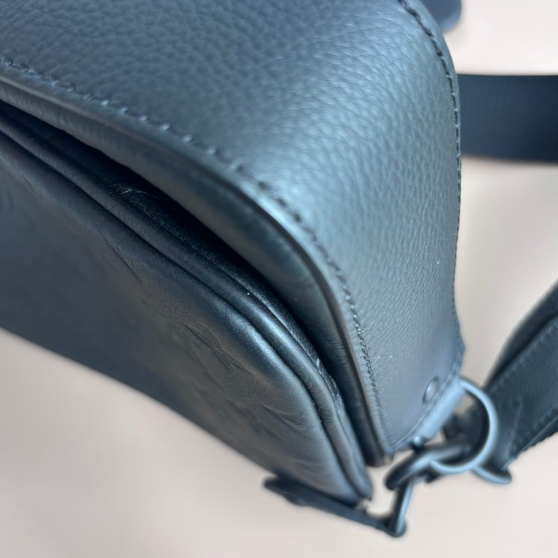 ::Louis Vuitton:: LV M46602 Trio 黑牛皮壓紋黑釦三合一郵差包 斜背包 男包 側背包-11