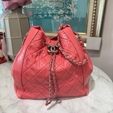 Chanel 粉油蠟牛皮菱格紋Bucket銀釦束口肩斜背水桶包A57603
