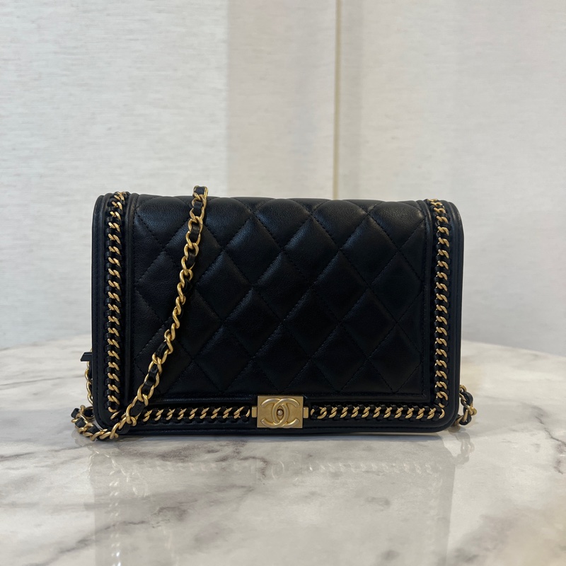 Chanel 黑牛皮霧金釦Boy WOC. A83222-0