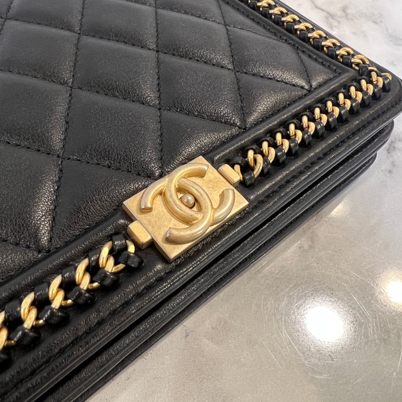 Chanel 黑牛皮霧金釦Boy WOC. A83222-4