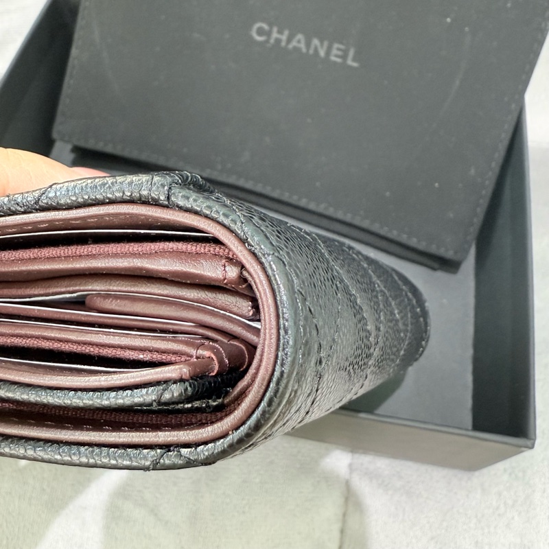 🍙CHANEL 黑金 荔枝皮三摺短夾🍙 二手約八成新有使用痕跡，無購證-13