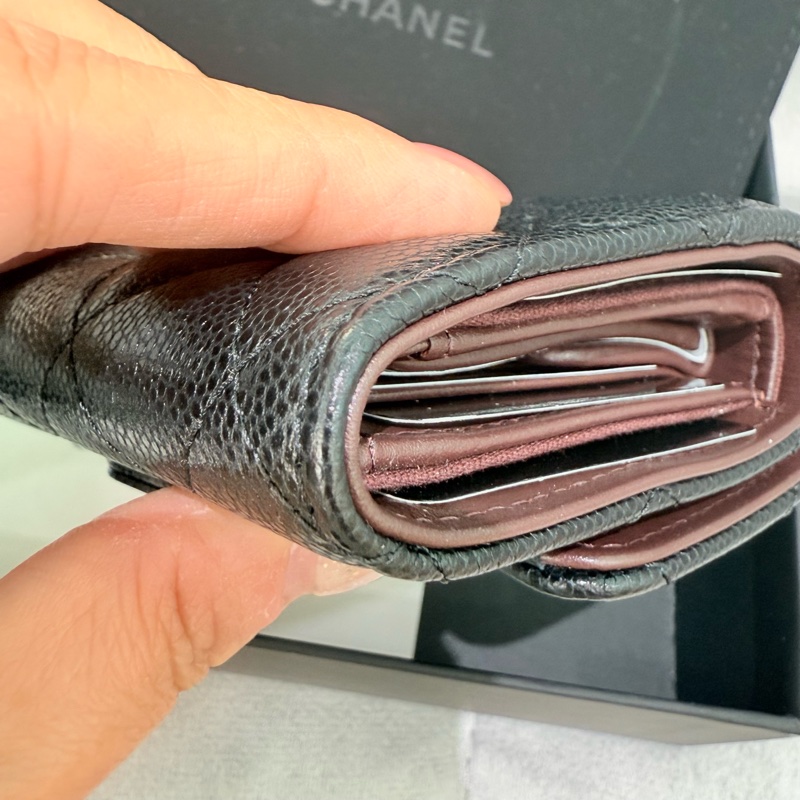 🍙CHANEL 黑金 荔枝皮三摺短夾🍙 二手約八成新有使用痕跡，無購證-15