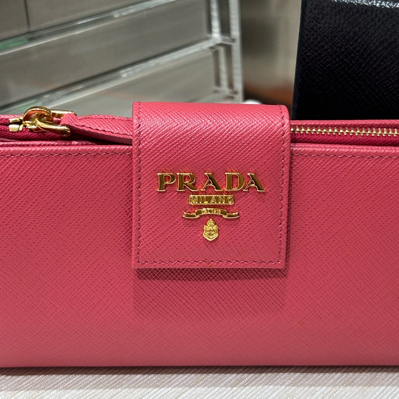 Prada wallet 牛皮金扣-1